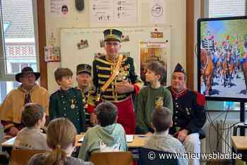 Paassoldaten op bezoek in de klas