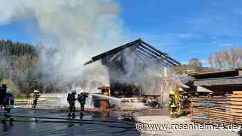 Feuerwehreinsatz in Seeon: Nebengebäude von Zimmerei geht in Flammen auf