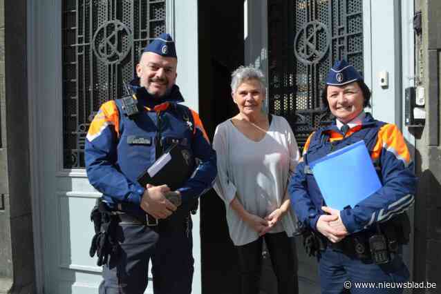 Politieagenten doen zich voor als valse pakjesbezorgers om senioren te waarschuwen voor oplichters: “We wijzen hen erop dat ze niet voor gelijk wie mogen opendoen”