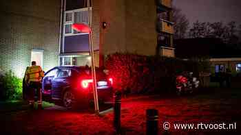 Politie vindt inbrekersgereedschap in gecrashte auto die tegen Zwolse flat reed