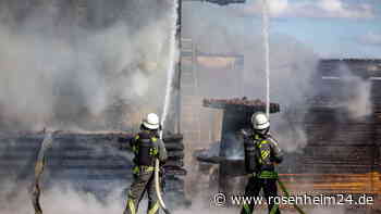 Großeinsatz in Seeon: Nebengebäude von Zimmerei in Brand – eine Person verletzt