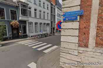 Bewaker KU Leuven betrapt onbekenden die straatnaambordje proberen te stellen