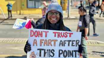 'If you don't run, you cheer:' Thousands come out for Around the Bay's longest race route in 50 years
