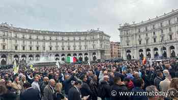 Gli Ncc in piazza a Roma contestano il ministro Salvini. Cori e slogan contro i nuovi decreti