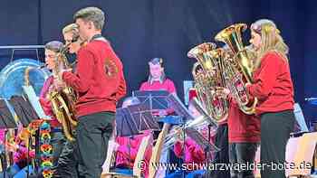 Konzert MV Unterjettingen: Musiker bewegen sich und die Zuhörer