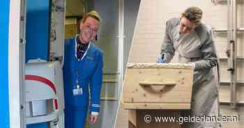 Daniëlle (48) zorgt hoog in de lucht voor de passagiers en op aarde voor overledenen en nabestaanden