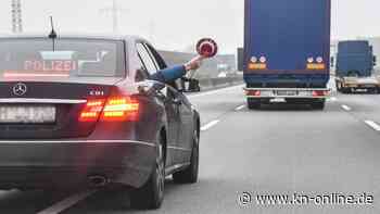 Kind schläft auf der Hutablage: Polizei stoppt Fahrer auf der Autobahn
