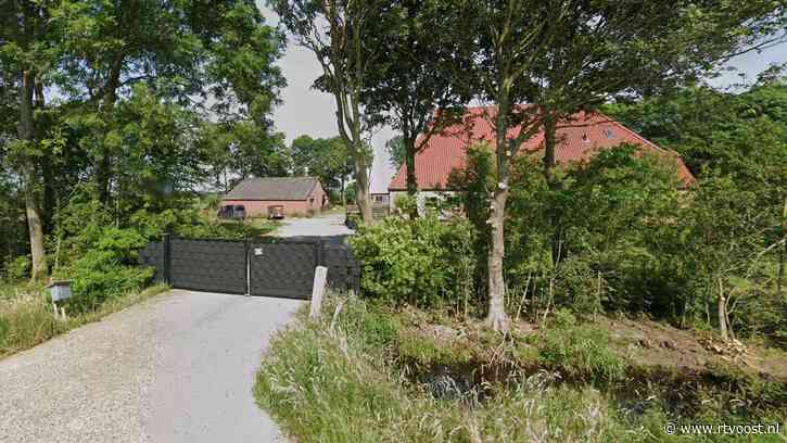 Opvallende ontdekking bij Kuinre: politie vindt actief drugslab en honderden slangen