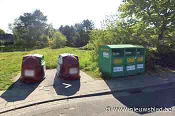 Politie klist tweetal dat oude kleding steelt: “Dief zat in kledingcontainer en geraakte er op eigen kracht niet meer uit”