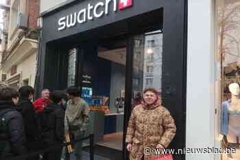Lancering uniek horloge zorgt voor lange wachtrij bij Swatch: “Ik sta hier al sinds half één vannacht”