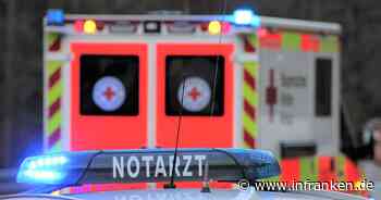 Schwerer Unfall bei Schwarzach am Main: Radfahrer fährt ungebremst in Pannen-Auto