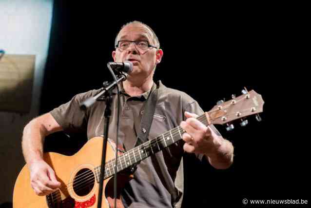 Komiek Raf Coppens treedt op in café In de Verzekering tegen de Grote Dorst