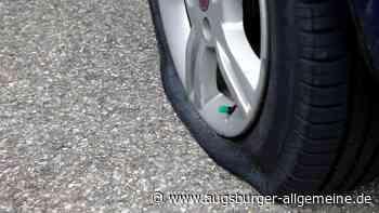 An einem geparkten Pkw werden alle vier Reifen zerstochen