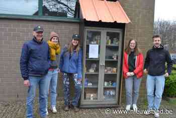 Jongeren van BuitenBeeld timmeren voedselkast voor mensen in financiële problemen