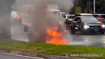Incendio sulla Colombo: auto avvolta dalle fiamme