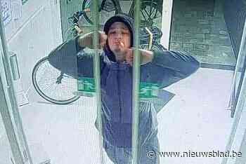 Politie verspreidt foto van verdachte die inbrak in 30-tal voertuigen in Lommel