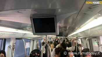 Turista accerchiato e borseggiato nella calca della metro