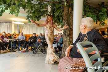 Bewoners woonzorgcentrum Perwijshof genieten van travestieshow Effy White: “Ik herkende Michael pas toen hij wat dichterbij kwam”