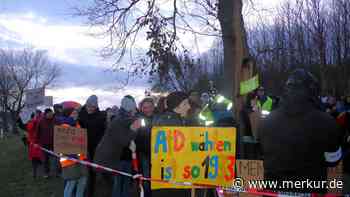 Nassenbeuren: Bockbierfest des AfD-Kreisverbands drinnen - draußen Demonstration von „Mindelheim hält zam“