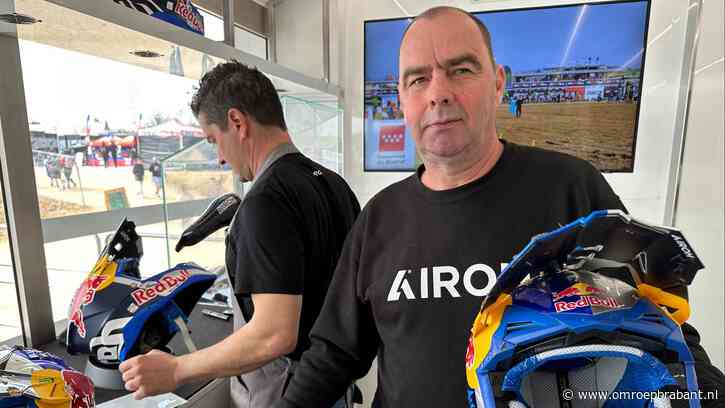 Pinkie rijdt langs alle Grand Prix om helmen van crossers schoon te maken