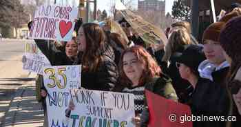 Saskatoon students skip class Tuesday to protest in support of teachers
