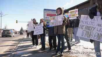 Saskatoon students walk out of school to protest teacher contract stalemate