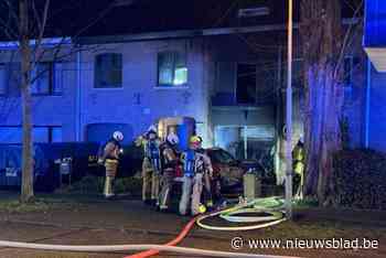 Hevige brand legt gezinswoning in de as: bewoners kunnen huis net op tijd verlaten