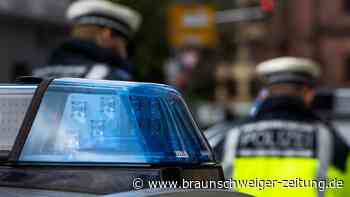 Unfall in Braunschweig: Auto entwurzelt zwei Bäume