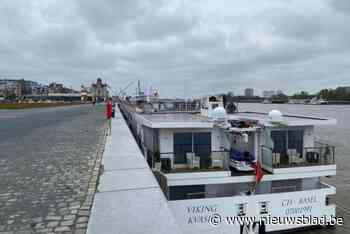 Man valt tussen schip en wal van riviercruise aan Scheldekaaien
