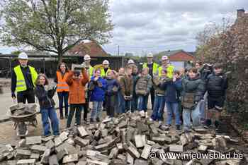 Leerlingen De Springplank ontharden speelplaats door tegels te wippen