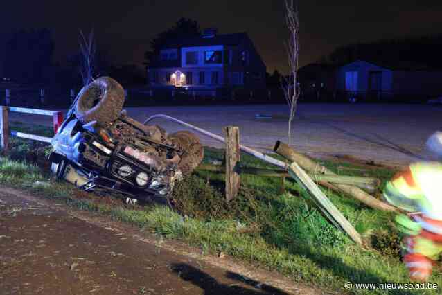 Wagen op dak in de gracht, bestuurder vernielt raam politiecombi
