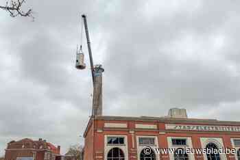Skyline Izegem ziet er voortaan anders uit: grote kraan haalt 18 ton zware cabine van Etiz-schoorsteen
