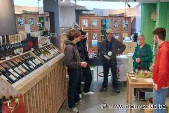 Leerlingen Atheneum Courtmanslaan maken gloednieuw wijnrek voor de Wereldwinkel