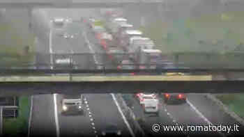 Auto in fiamme in autostrada: traffico bloccato