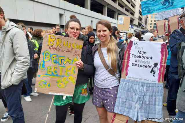 Honderden leerlingen, leerkrachten en ouders protesteren bij onderwijsminister Ben Weyts tegen lerarentekort: “We houden ons hart vast voor volgend schooljaar”