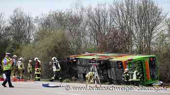Horror-Unfall: Flixbus raste 100 Meter über Grünstreifen