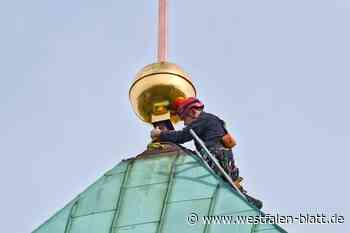 Endlich: Der Wetterhahn in Bünde-Hüffen ist zurück auf der Kirche!