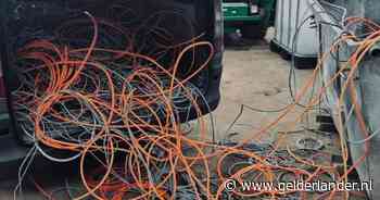 Dieven van elektriciteitskabels klemgezet, verdachte verstopt zich onder carnavalswagen