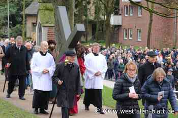 Kreuzträger macht sich Karfreitag auf den Weg