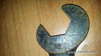 Strappa un orecchino e scappa, raggiunto dalla vittima lo colpisce alla testa con una chiave inglese