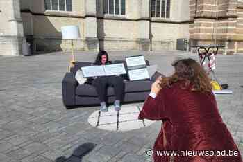 Salon in openlucht klaagt gebrek aan huisvesting aan