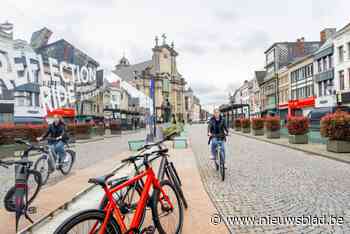 Fietsers bewonderen zichzelf in meterslange spiegel van Cortina: “Veel mensen kijken even naar zichzelf tijdens het fietsen”