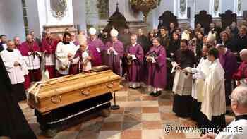 Weihbischof em. Franz Dietl bestattet: Ein langer Pilgerweg geht am Freisinger Domberg zu Ende