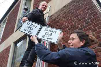 Hunderte Kunstfans feiern diesen Schilderwechsel am Michaelisplatz