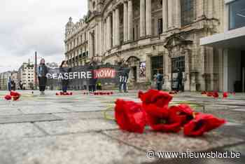 76 klaprozen op het Operaplein: “Nooit meer oorlog, ook niet in Gaza”