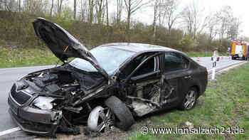 Unfall auf B299: Autofahrer (20) schläft ein und kracht mit Skoda in entgegenkommenden Lkw