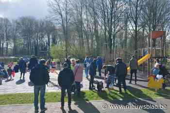 Kinderen zoeken paaseieren in speelbos