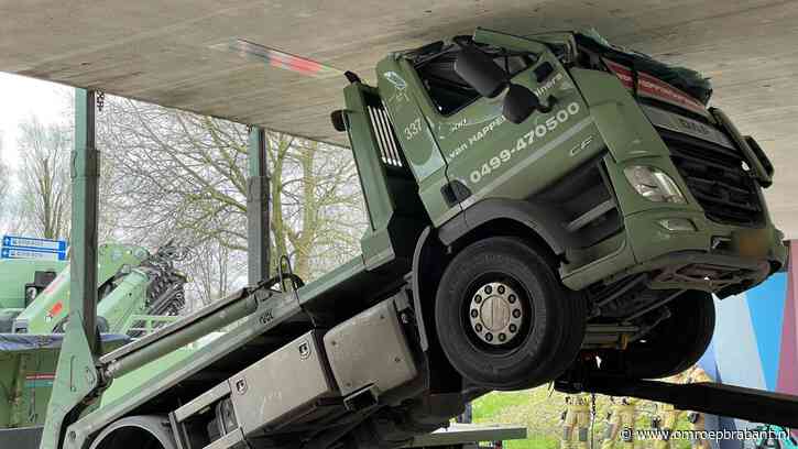 Vrachtauto vast onder viaduct, bestuurder raakt niet ernstig gewond