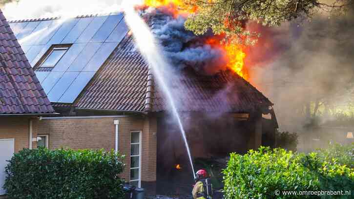 Grote brand in vrijstaand huis, vlammen slaan uit het dak