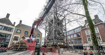 Historische stadspomp na 255 jaar van Tielse Markt weggetakeld: ‘Een wonder dat ie nog één geheel is’